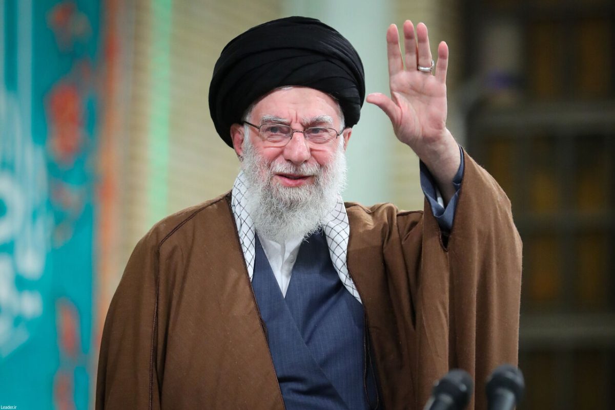 تصاویر جدید از سخنرانی رهبر شهید در حرم امام رضا(ع) برای اولین بار منتشر شد