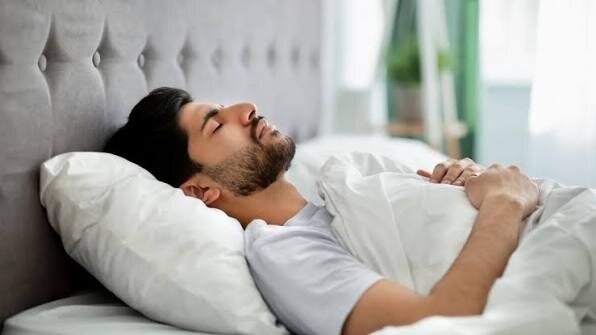 آیا نحوه خوابیدن بر سلامت قلب تأثیر می‌گذارد؟ بررسی یک باور رایج